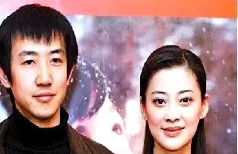 家人们谁懂啊！要不是网友扒出《推拿》老照片，谁能想到那个蹲地专心给梅婷调镜头的摄