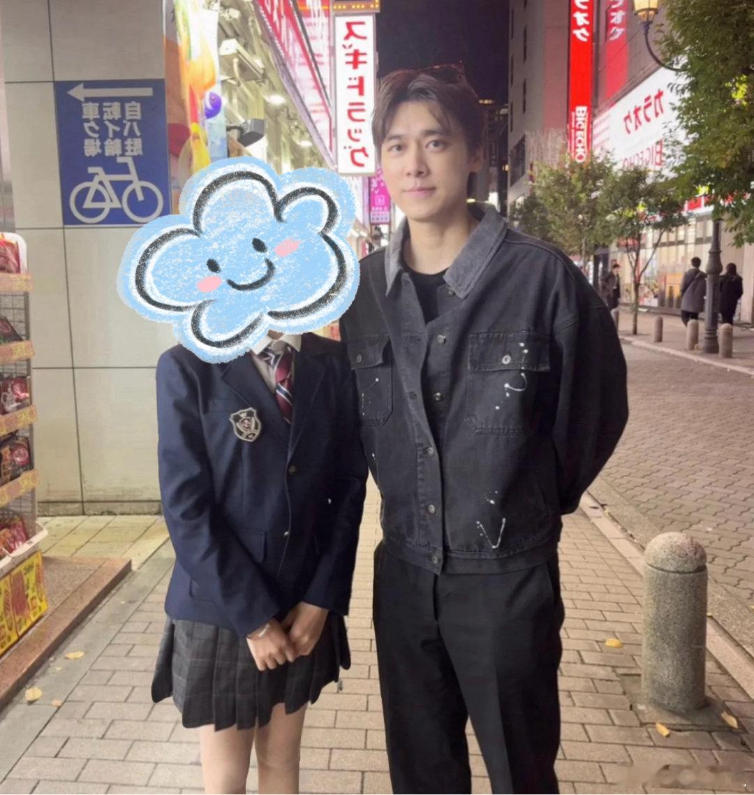 网友在日本偶遇李易峰 