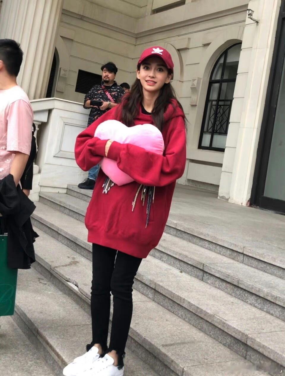 #angelababy[超话]# 原相机下的baby还是这么美，脸那么小，五官也