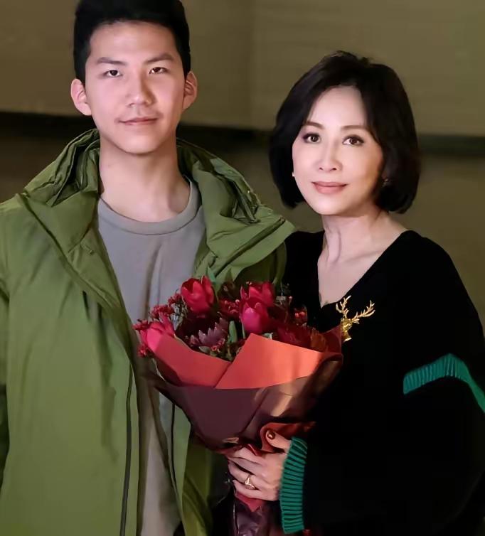 身家十亿的刘嘉玲把千万豪宅过户给干儿子康康，本以为能皆大欢喜，谁知对方不仅转头清
