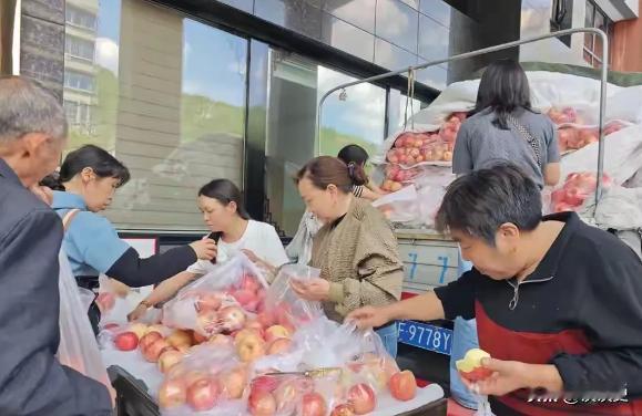 2026年5月5日央视新闻报道，陕西男子拉8000斤苹果赴湖北卖，刚到就突发脑梗