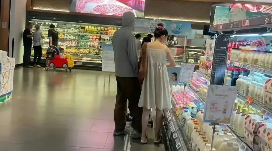 网友替她大骂“渣男”，结果悄悄复婚了？有不少路人看到吴倩和前夫张雨剑带着女儿一起