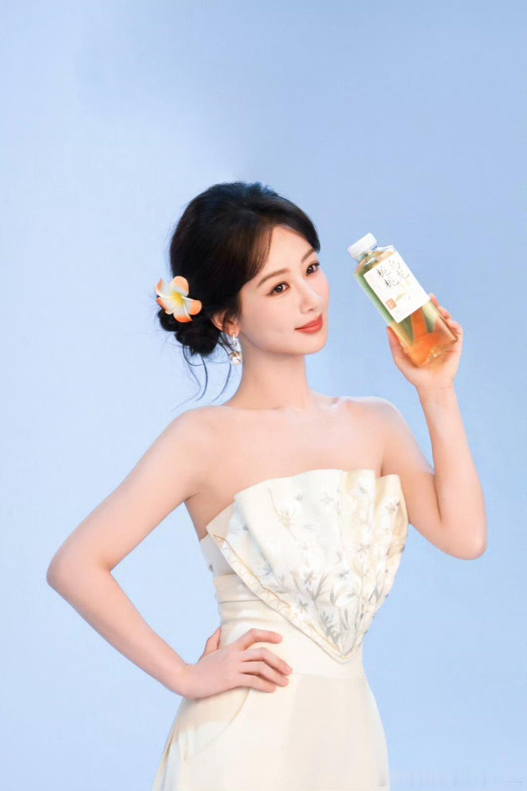 杨紫初夏抹胸裤look杨紫茶香花香  杨紫初夏抹胸裤look ​​​