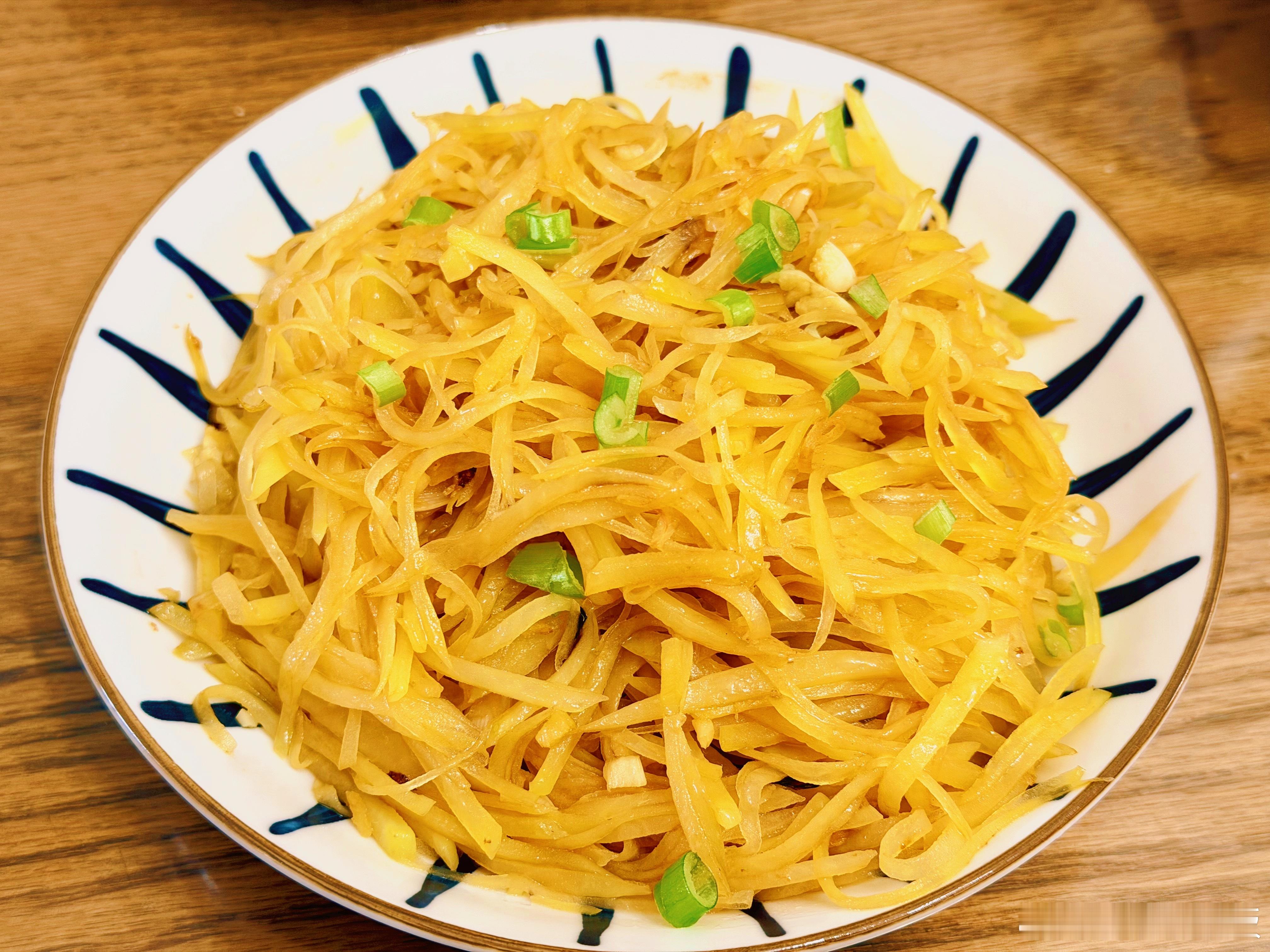家里秉承着少买，尽量一到两顿的菜量这样尽可能的吃新鲜的菜，冰箱也不囤菜这样减少浪
