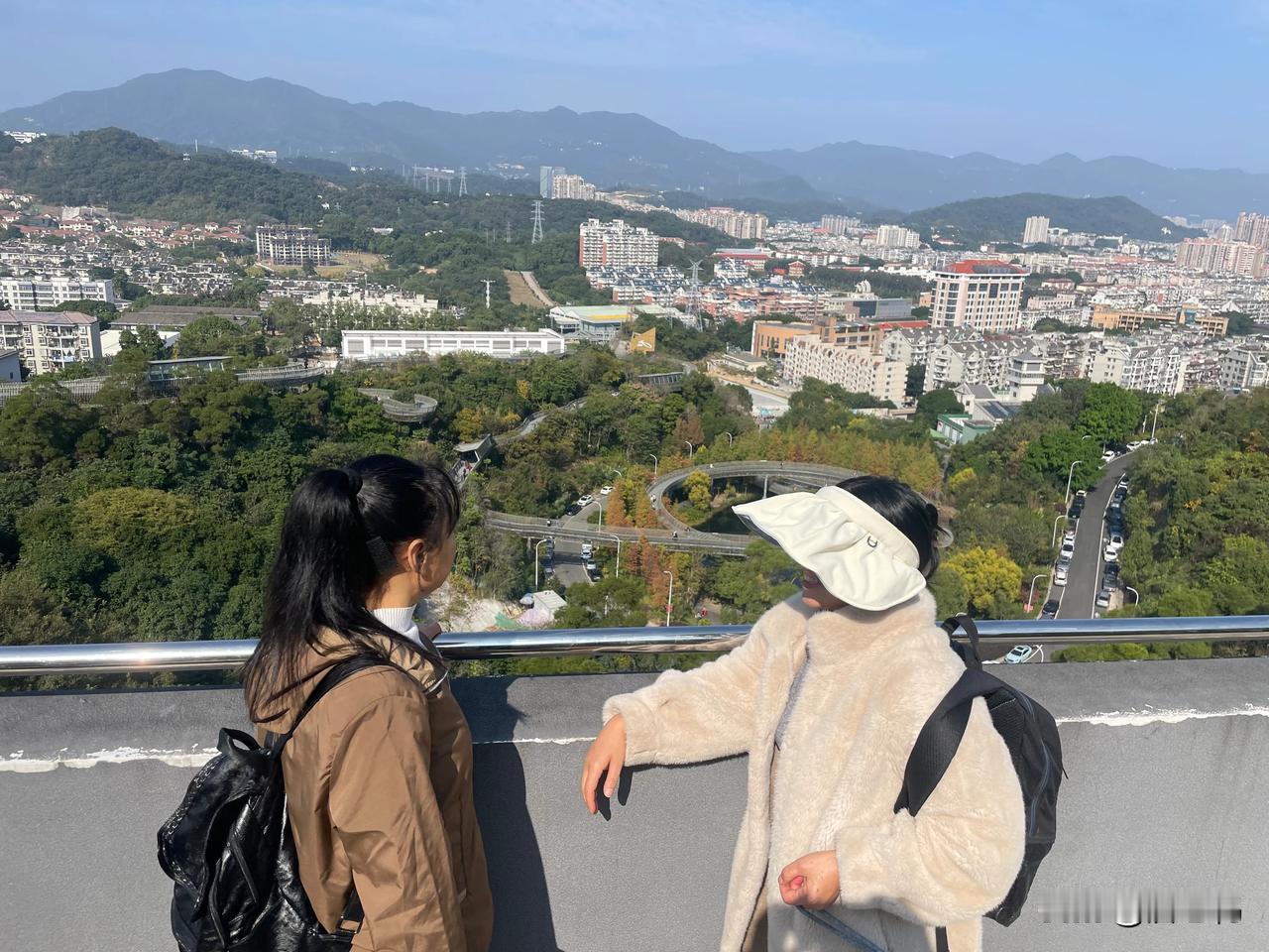 昨天带着狗狗去福州福道，3号入口保安不让进，我们就走到1号入口进去了，走进去一会