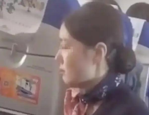 看怒了！合肥飞大连的一趟航班上，空乘推着餐车不小心轻轻碰了一位乘客的手肘，既没破