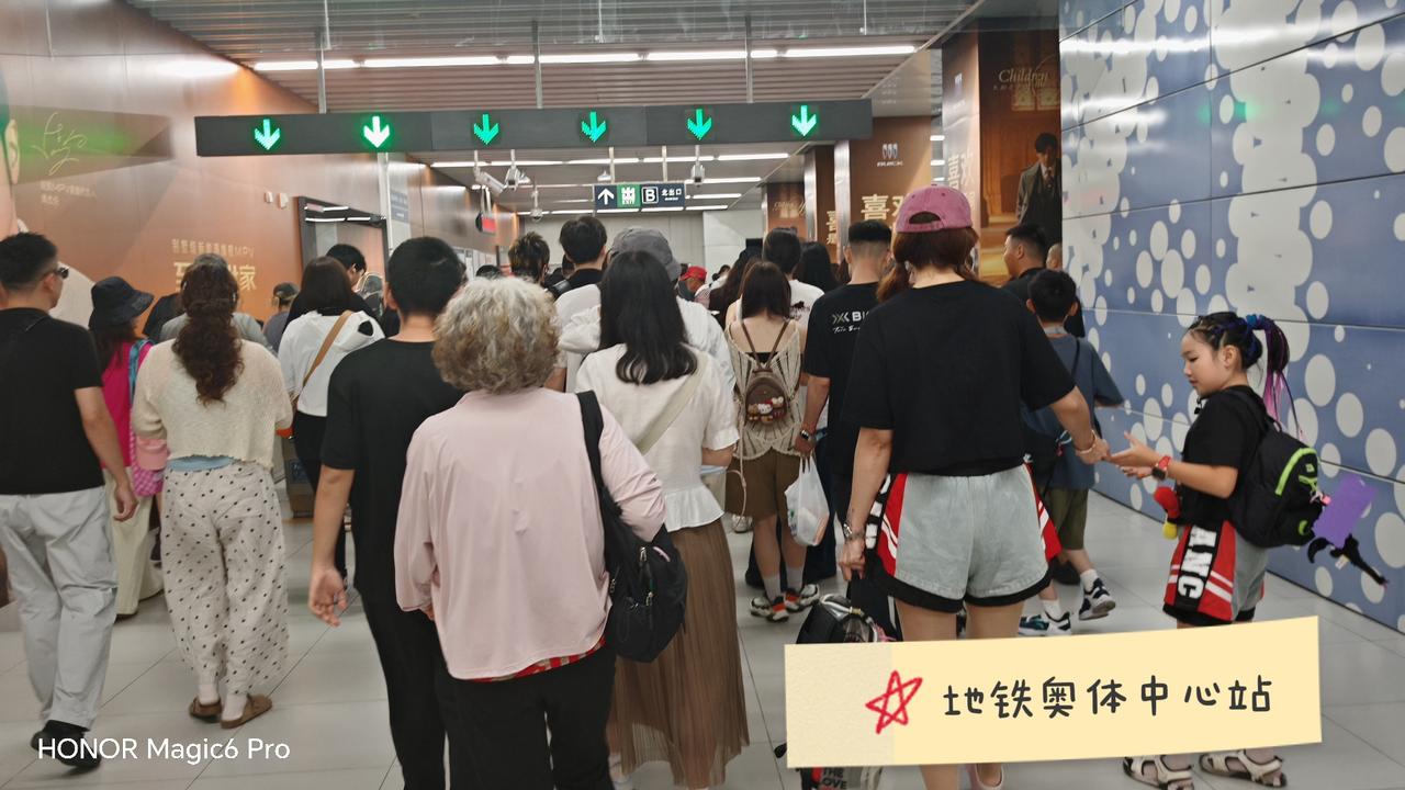 周杰伦演唱会在北京鸟巢送进行。
离开场还有很久，鸟巢早已人声攒动。曾经不太懂为何