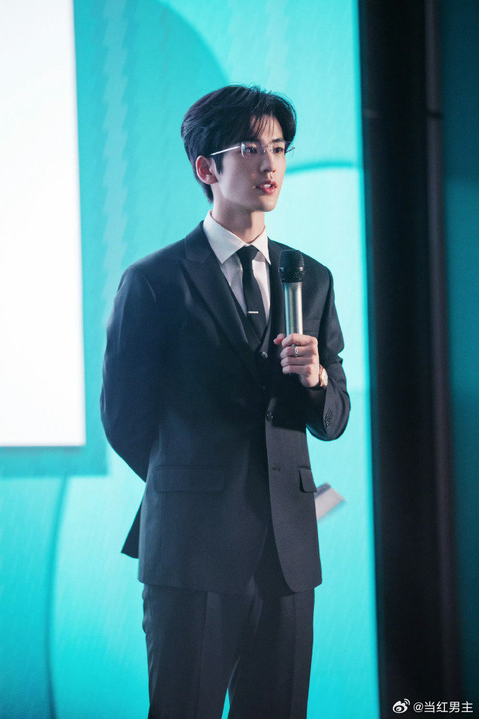 张凌赫别试探了你的设计很有市场 《爱你》能这么上头，张凌赫功不可没🌟 他的即兴