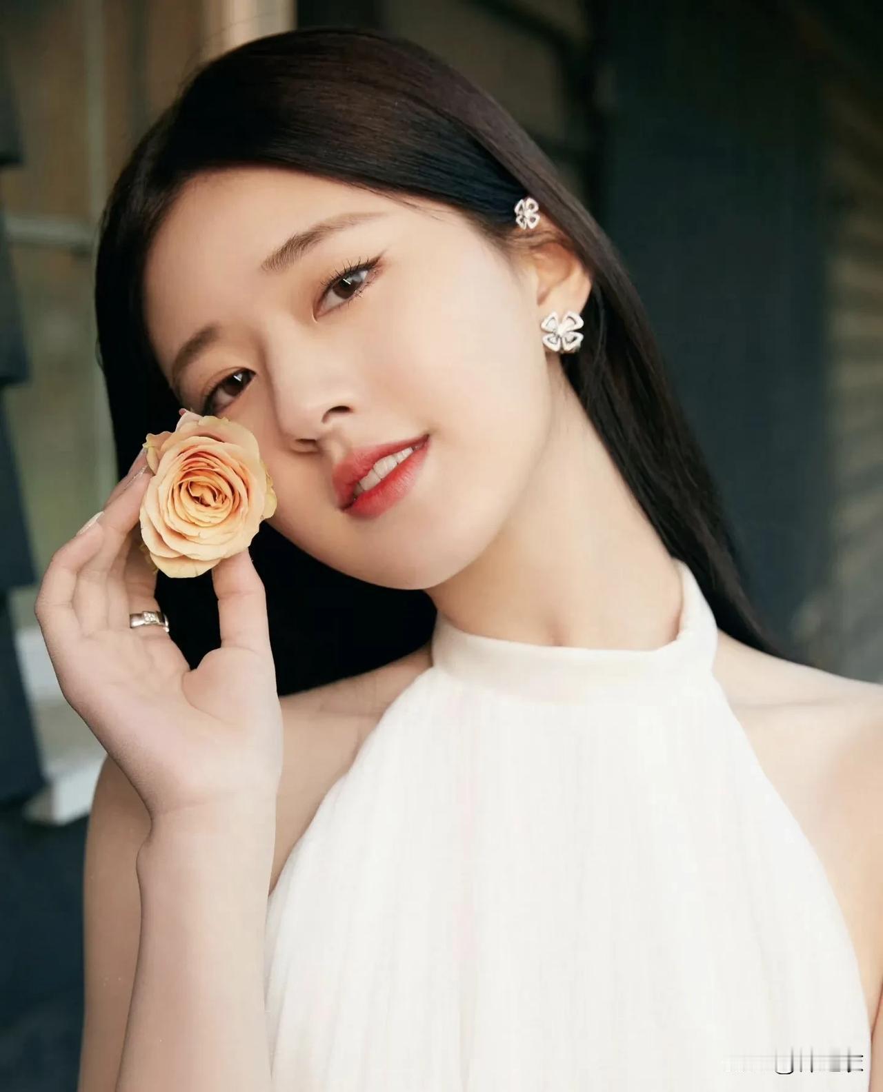 感觉赵露思就是那种迎合观众眼球的女明星，所以观众讨论什么，她就专门往那个方向营销