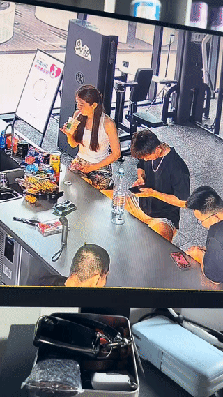这种整蛊玩具真是太坑人了！
瞧把女子给吓得，差点大叫了起来！整蛊事件