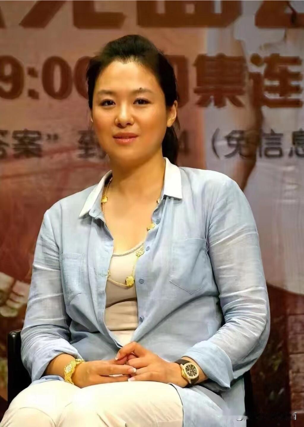 她穿着普通的衣服，但骨子里的美真是不一般啊，她有演技，有才华，人品好，也从没有绯