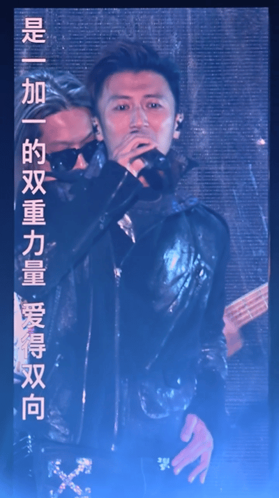 谢霆锋内娱果郡王《玉蝴蝶》+ 真蝴蝶 = 谢霆锋式浪漫公式。算出来的结果是：粉丝