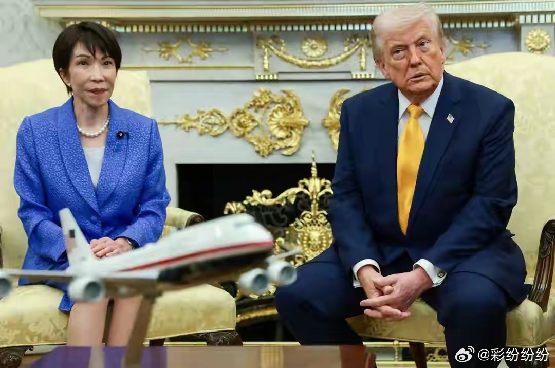 高市对老特是怎么谄媚的呀。见面就主动热情拥抱，态度可以用欣喜若狂来形容。全程笑容