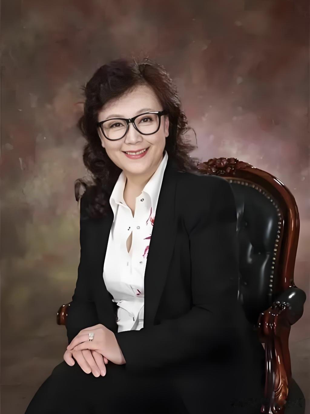 赵静温婉端庄，以《笔中情》惊艳时代。她不惧岁月，从容优雅，尽显东方女性独有的古典