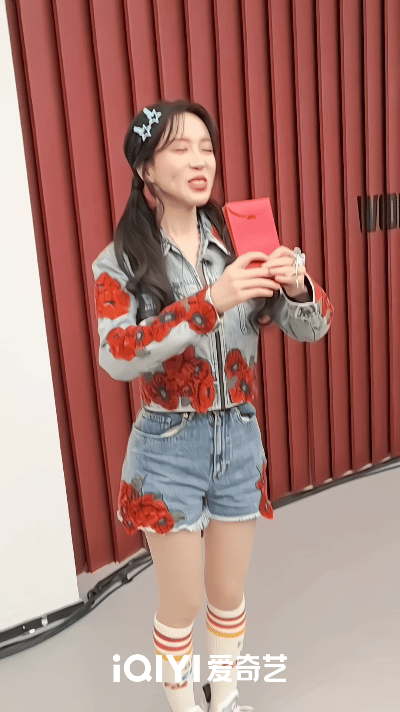 开工红包还是明星亲手递的香 段奥娟、代露娃、高瑞璇、希林娜依·高……全员亲手发开