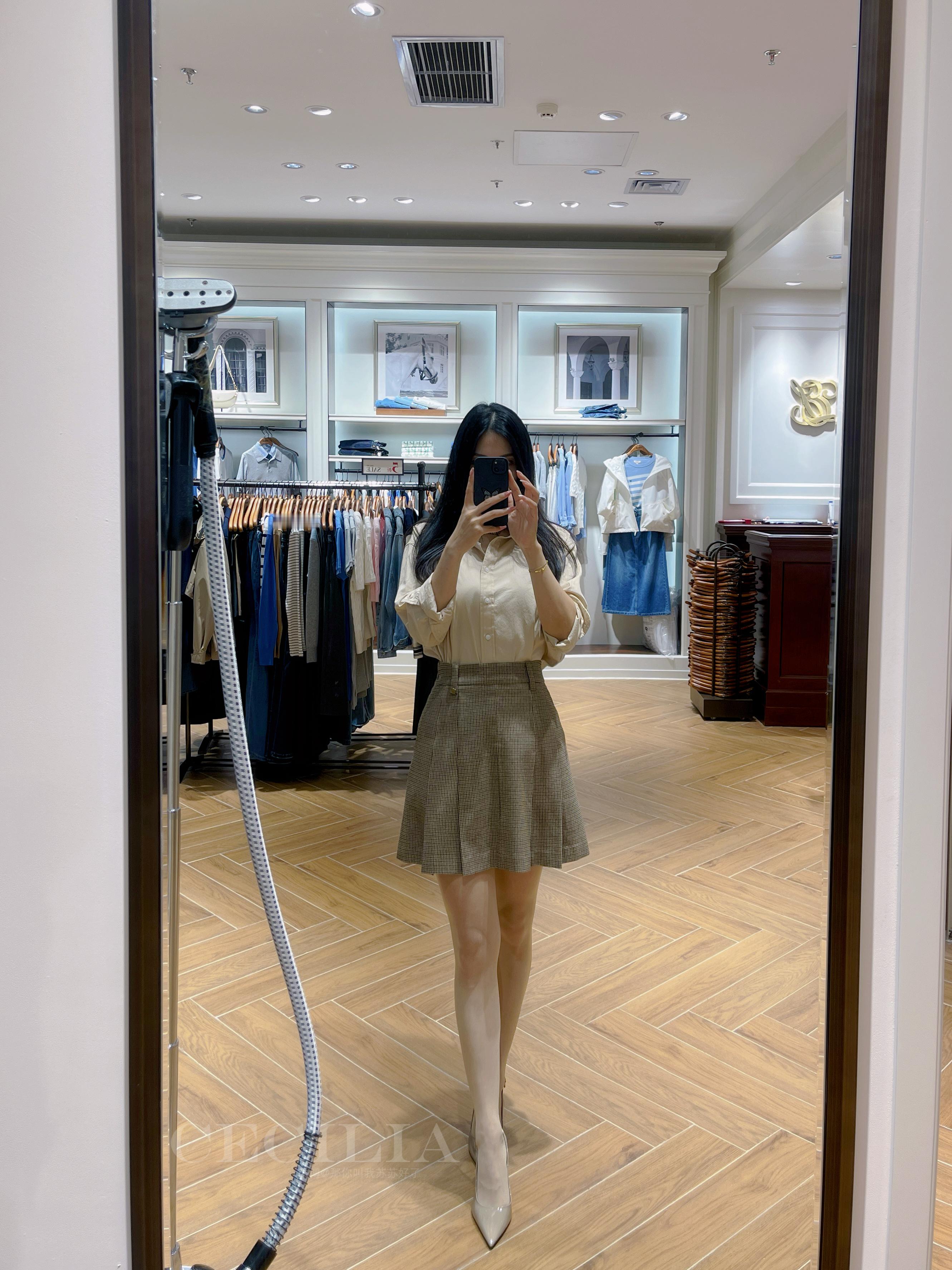 一件衬衫拯救衣荒！比如这件衬衫，可通勤可休闲。搭半裙是温柔，搭牛仔裤是洒脱。