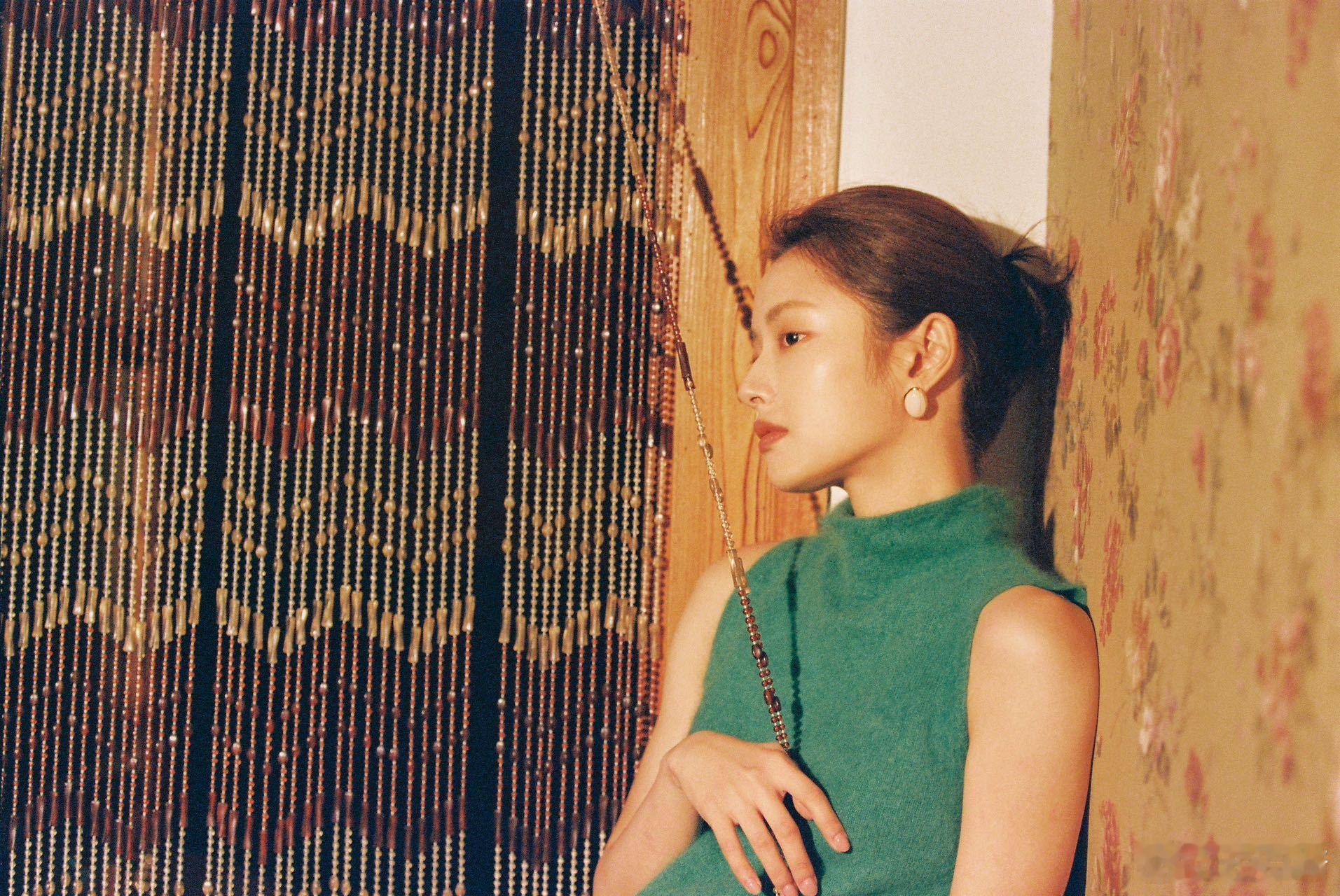 #徐若晗港片氛围感# 突然发现徐若晗对于造型的消化能力很强，这组照片将港风氛围拉