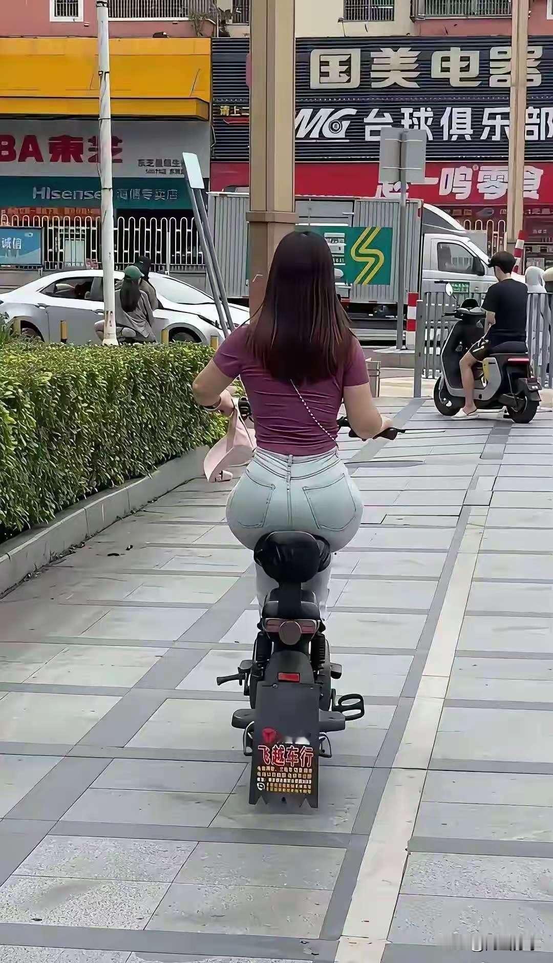 不戴头盔骑车，那简直是把自己往“危险漩涡”里送！我之前亲眼见一骑电动车的，没戴头