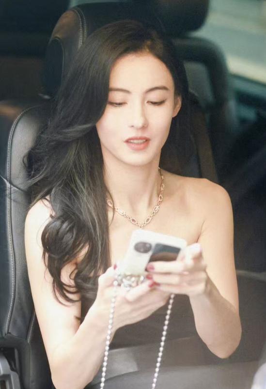 如果离婚有王者
那估计就是张柏芝了！
不是因为她有下一家了，而是她非常有先见之明