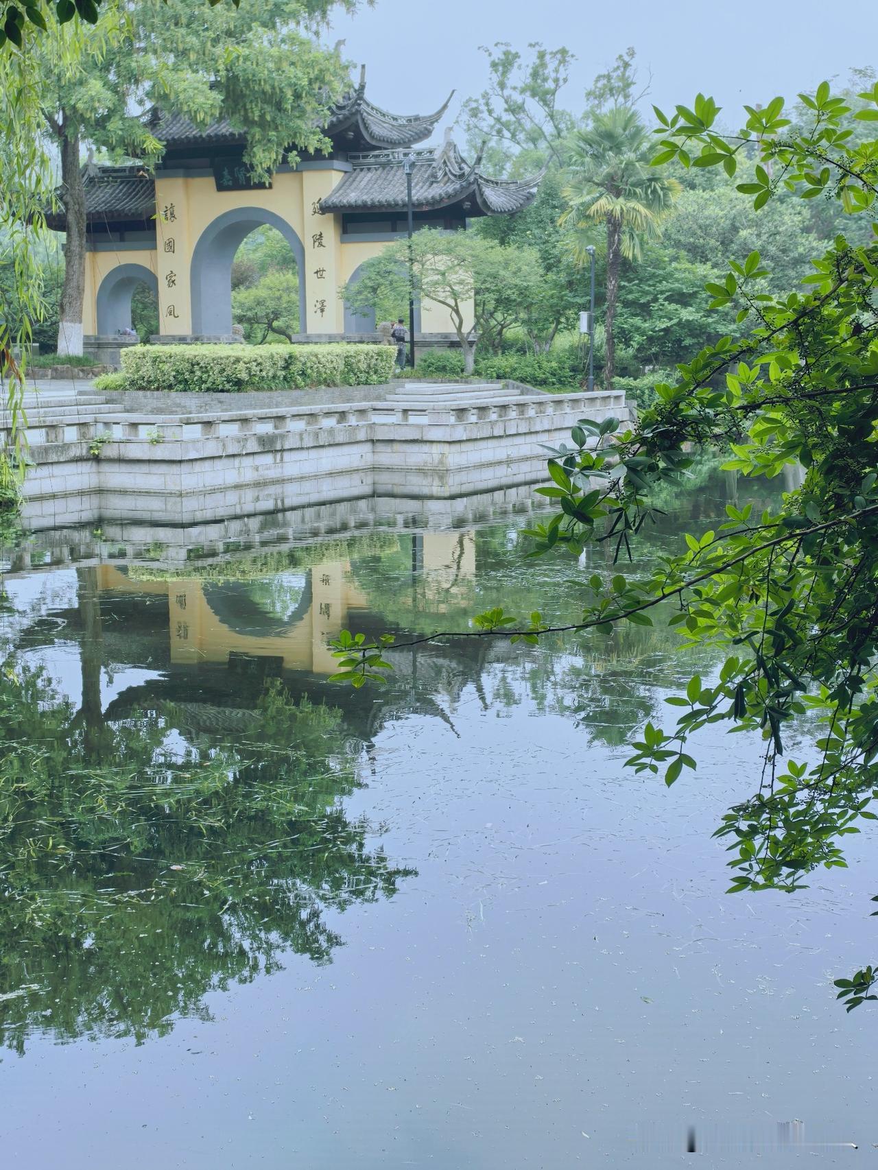 常州红梅公园里的夏日小景。
池边树下嘉贤坊，
至德亭外小儿郎。
晨风绿荫两相伴，
