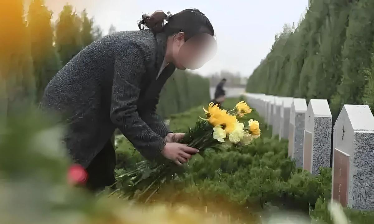 上海，姐弟俩一直有矛盾，后来姐姐定居国外，两人基本不来往，父亲去世后，姐姐说回不
