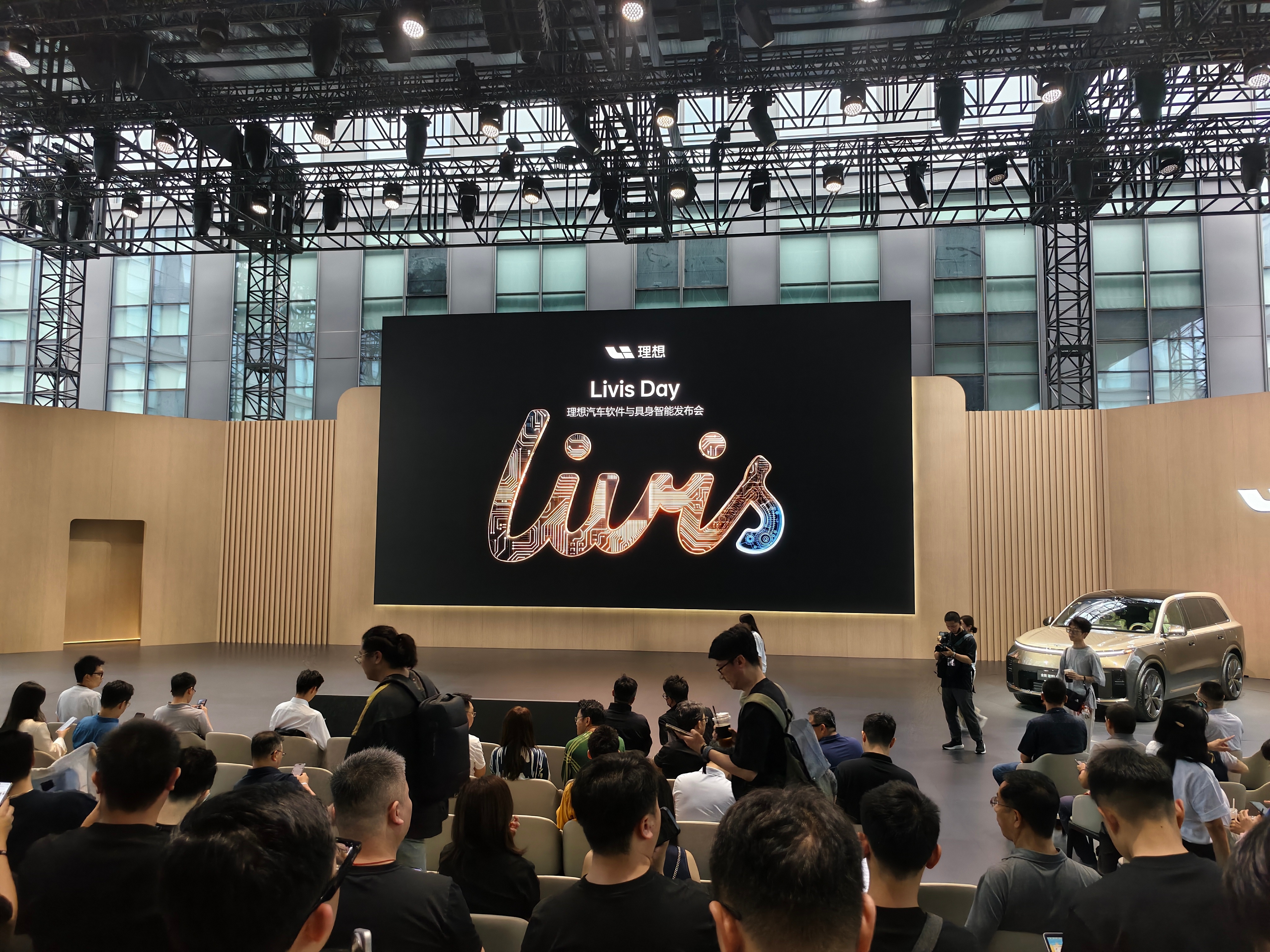 今天的展台搭的很果味，我觉得之前的 L9 发布会没有把 L9 Livis Liv