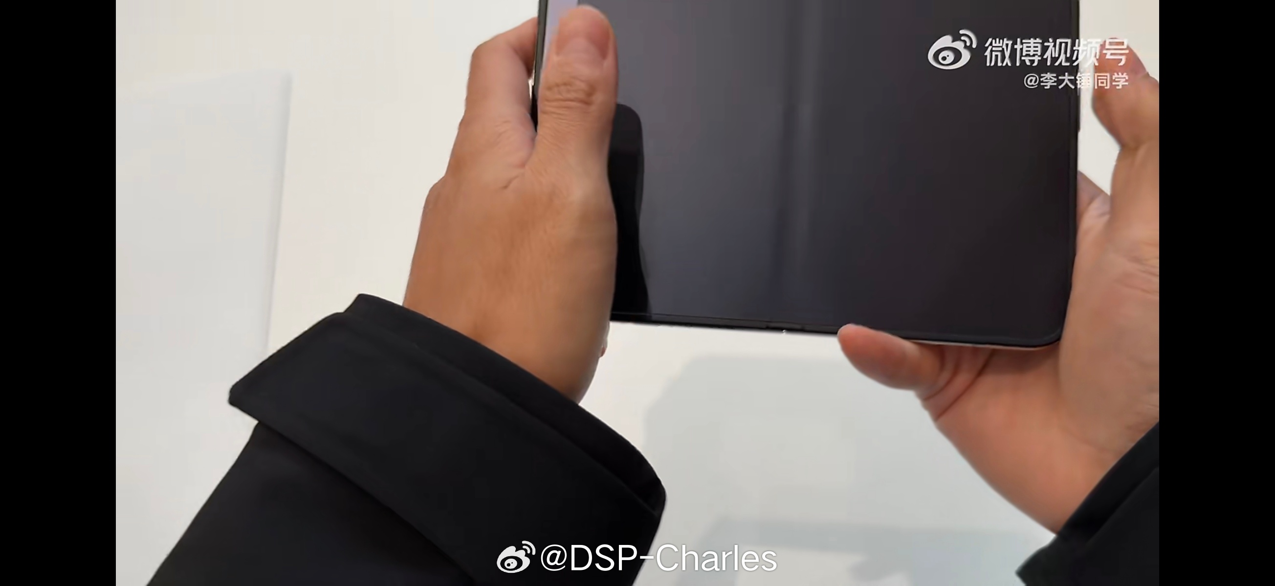 看起来iPhone Duo的折痕表现并不太乐观，主要靠纳米玻璃雾面在视觉上减少光