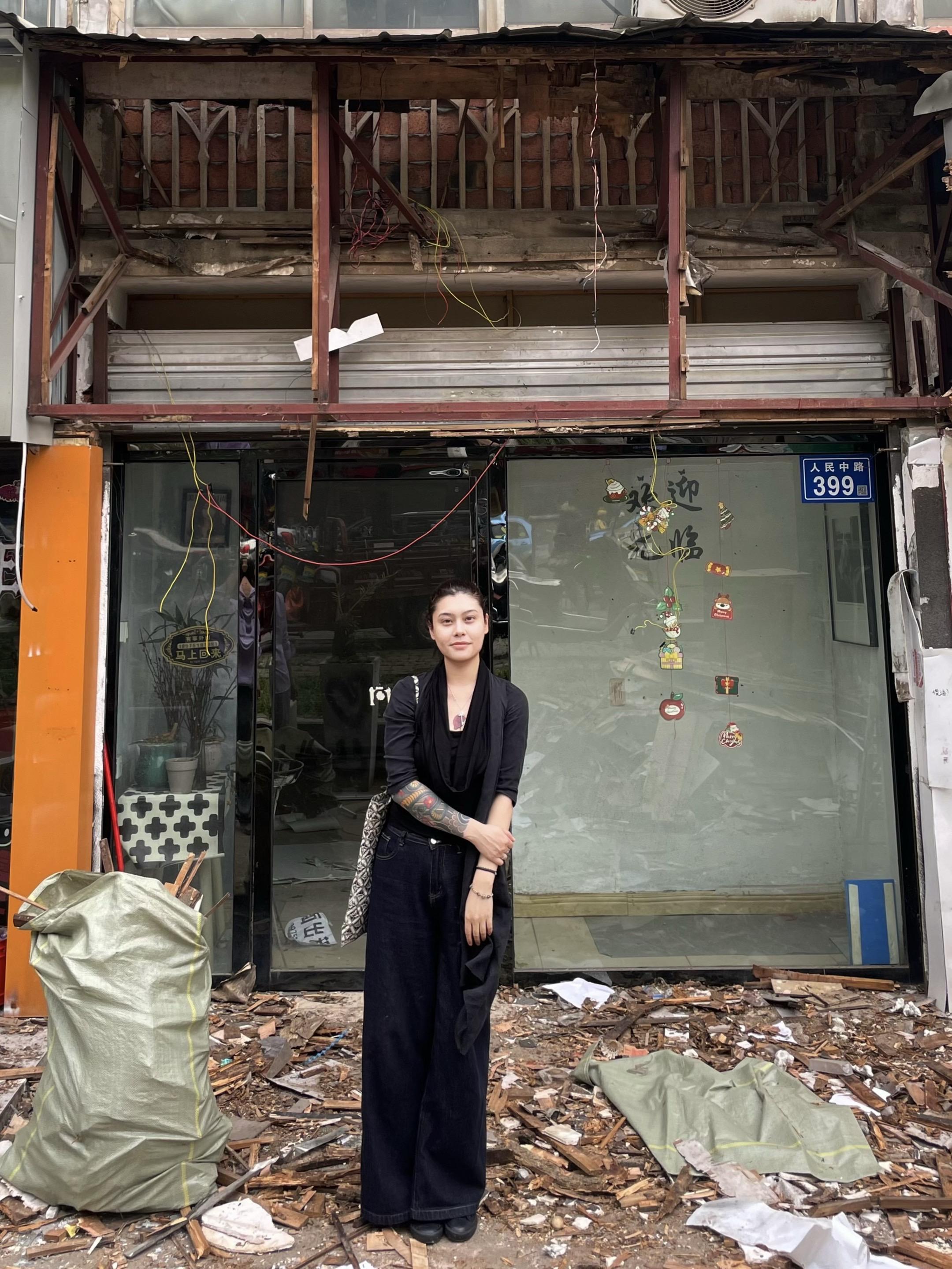 暂停一下，让我们恭喜这位女士。她要开店啦！