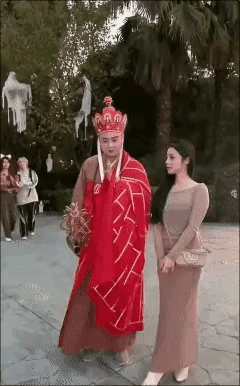 这个扮演唐僧的人，扮演的真好，不仅形似，也非常的神似，每一个表情都非常的到位，每