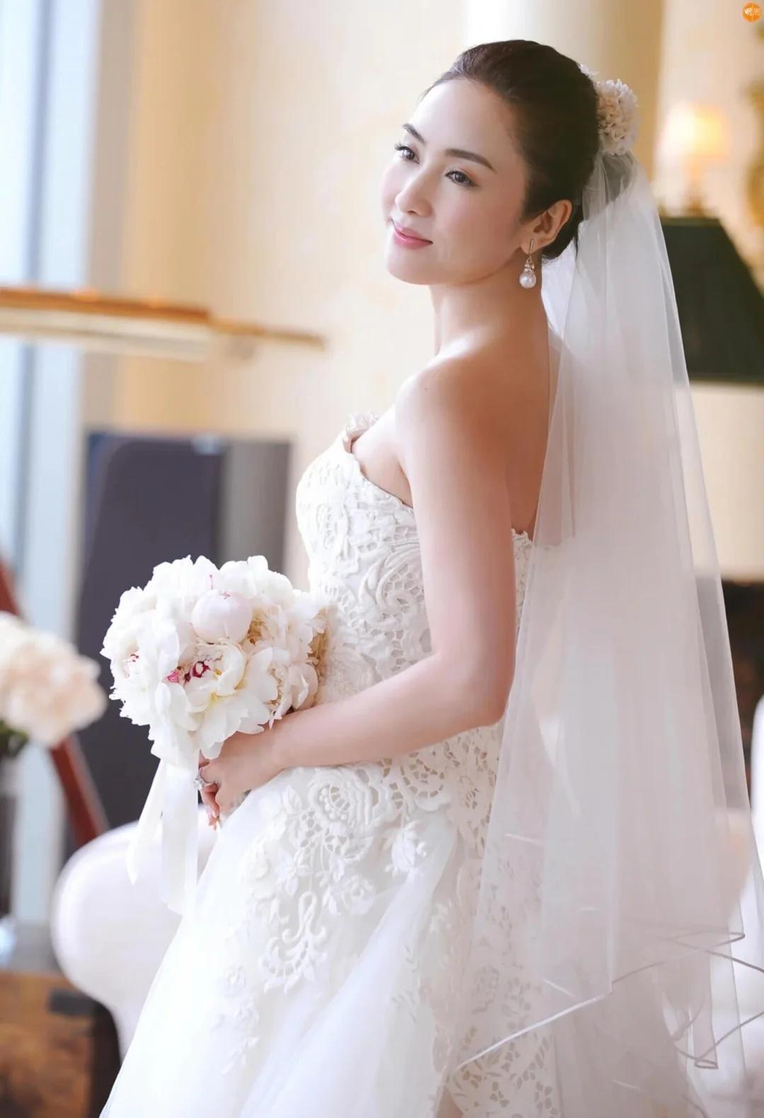黎姿温柔、貌美、像一朵软软的芍药
骨子里却比谁都坚韧🩵
	
2003年遇见马廷