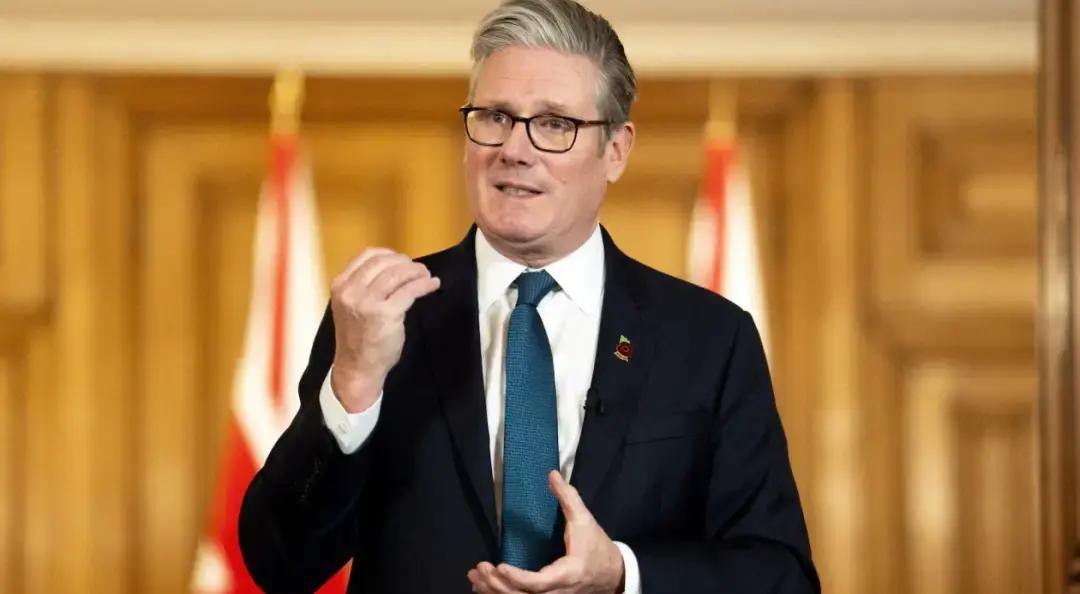 英国首相斯塔默1月28日抵达北京，这是近八年首位英国首相访华，这次行程直接把中英