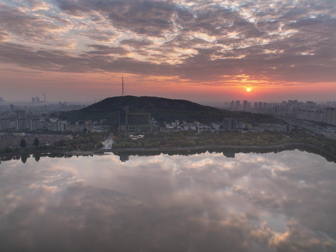 11月7日，在一场立冬的早霞之后，邹平又迎来了崭新的一天。秋走冬来，黛溪湖宁静而