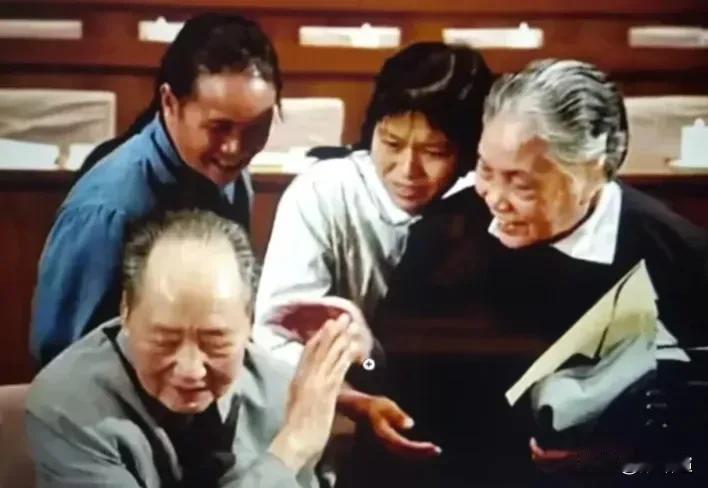功盖千秋，谦卑藏于细微。