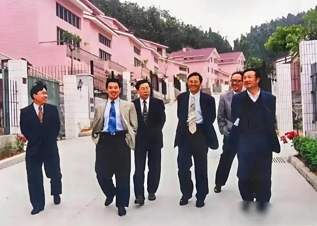 1987年，不惑之年的任正非，用了三万块资金，开启了创业之路，这一张照片是在华为