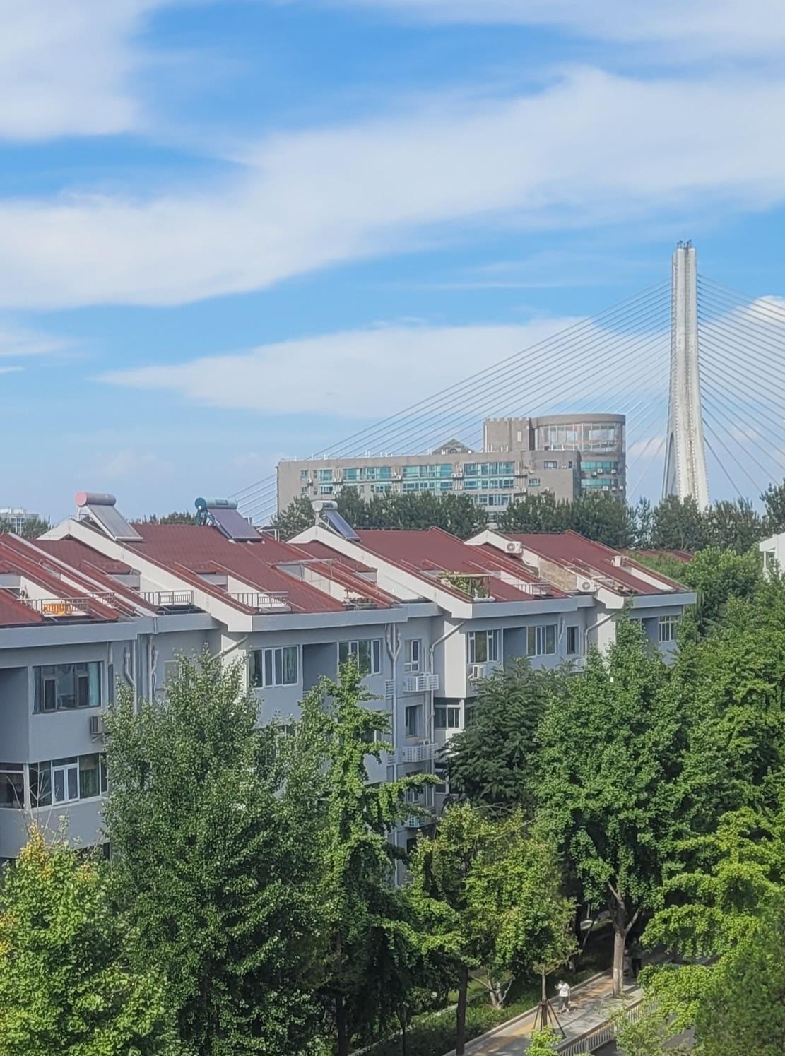 北京热是真热，还带桑拿感。天空风景也是真美。看看照片上午到下午的变化吧。