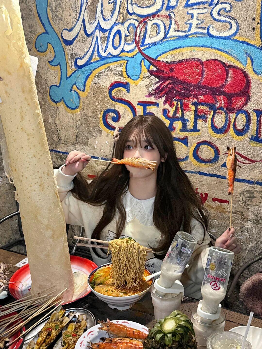 不敢想象吃完这桌我会变成多开朗的小女孩🥹