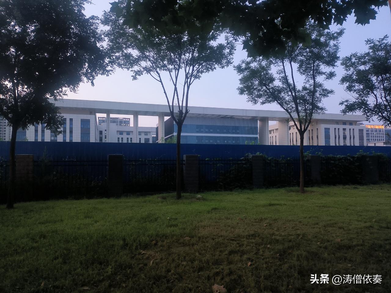 实拍保定河北软件职业技术学院东风东路校区，新建产教融合实训基地施工进展。

该新