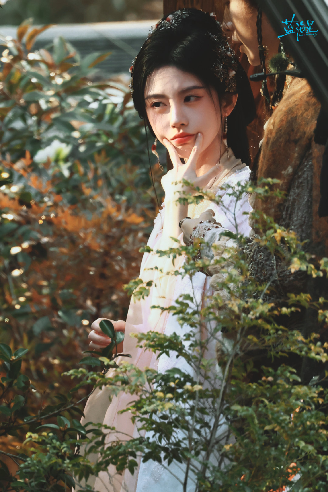 jjy鞠婧祎千香 jjy鞠婧祎姜黎非 “玫瑰之所以是玫瑰，是风与光的眷顾，更是视