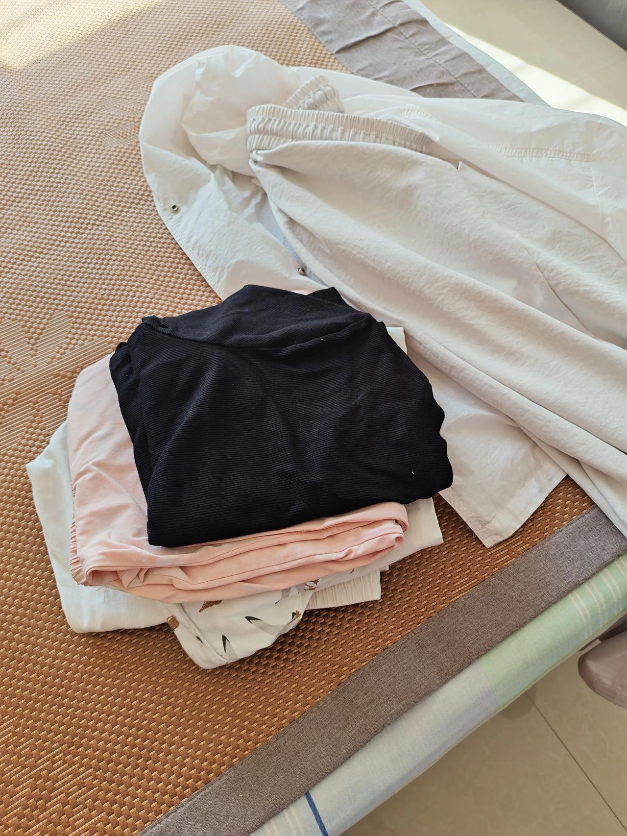 断舍离的小日常，整理衣服也是整理心情
 

趁着阳光正好，翻出换季的衣服，把衣柜