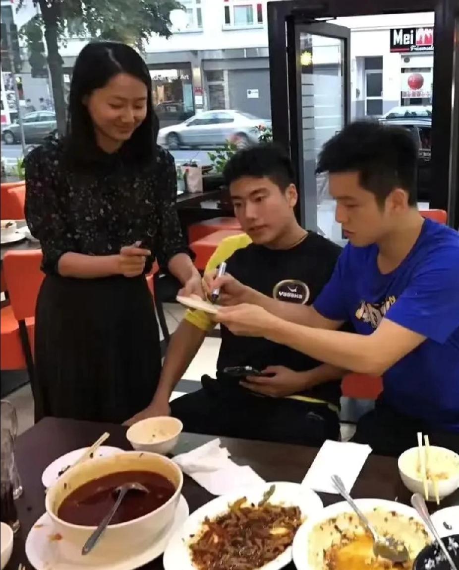 国乒“大小胖”梁靖崑、樊振东餐厅遇粉丝，签名互动超暖心
 
樊振东、梁靖崑在餐厅