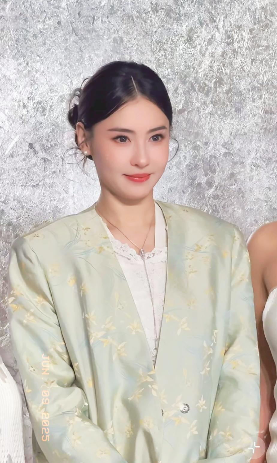 她怎么有点网红的味了，
是医美抗衰了吗？
虽然变得像二十几岁，但是好像没有原来的