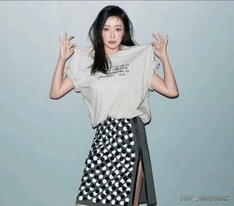 21日，演员金喜善在Instagram上上传了多张照片。照片中，金喜善身着休闲T