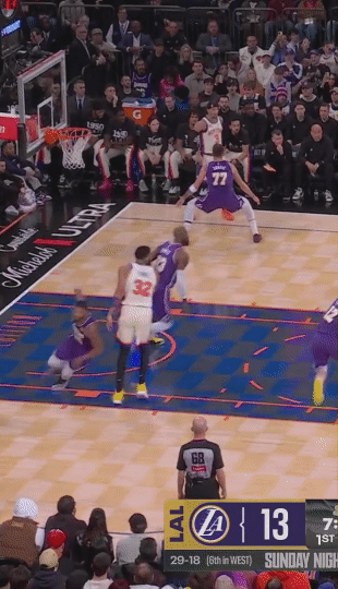 卡尔-安东尼唐斯这回合在詹姆斯的头上摘前场篮板，多少有点欺负41岁的老将了，身体