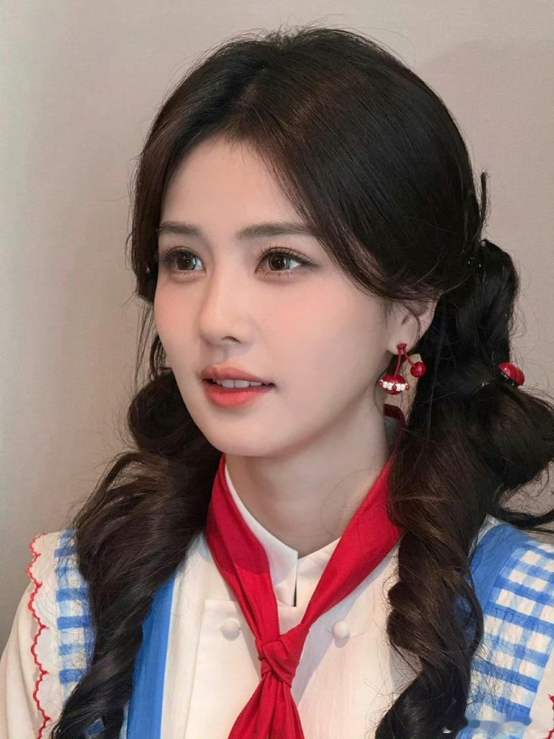 刘耀文和白鹿pk手势舞想知道这个白鹿咋这么萌 