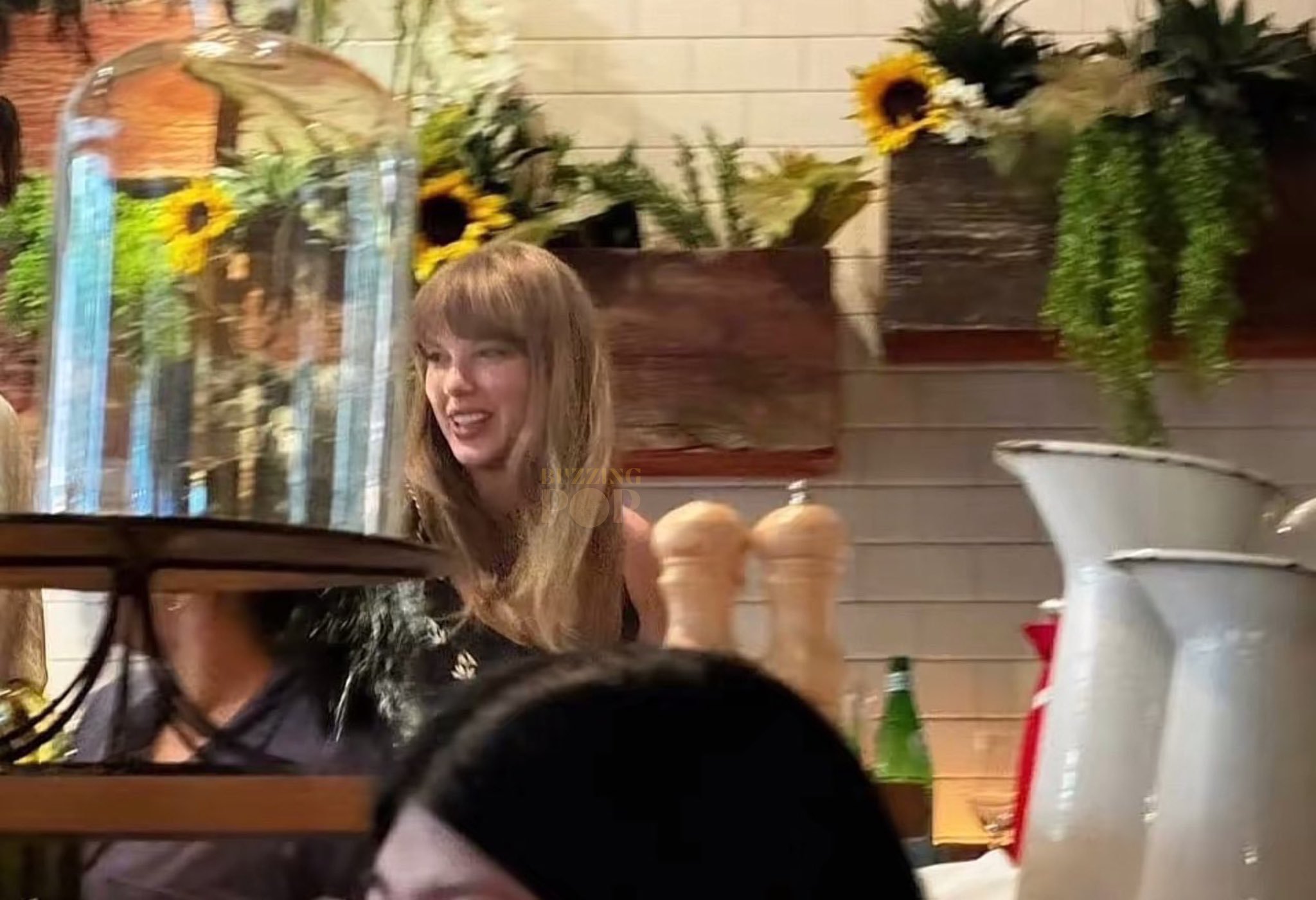 好久不见！霉霉Taylor Swift与Travis Kelce在费城一家餐厅被