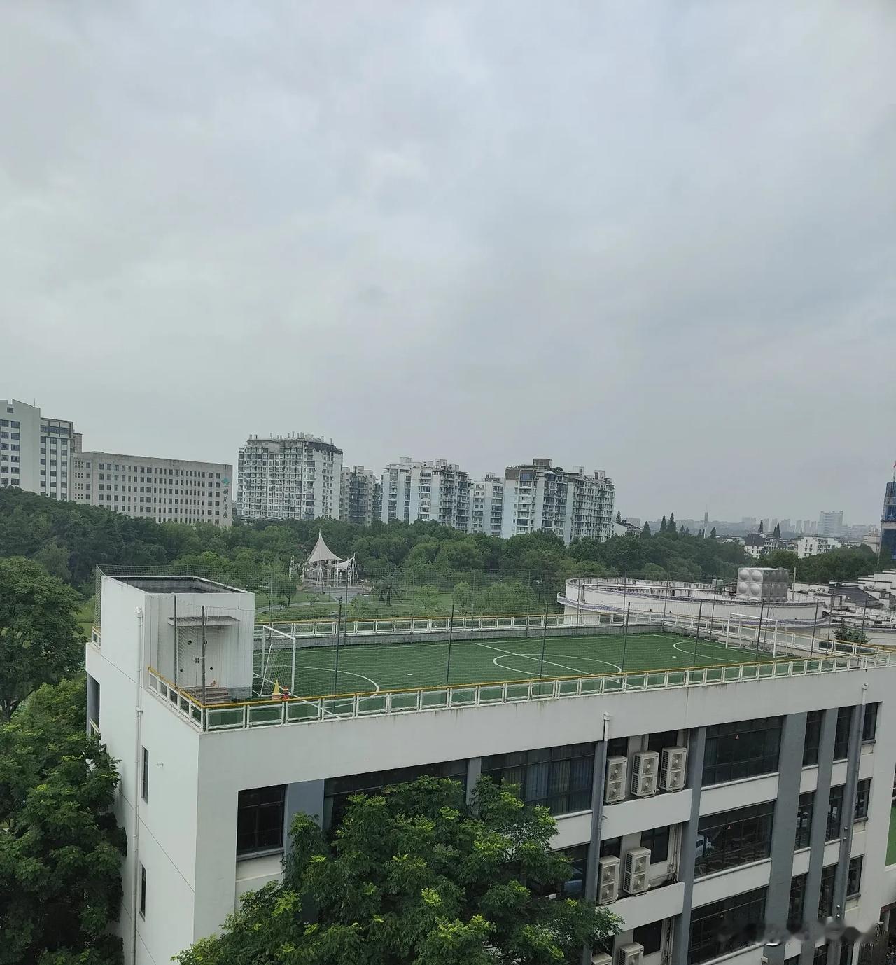 不用刻意合群，有趣的人会相互吸引。