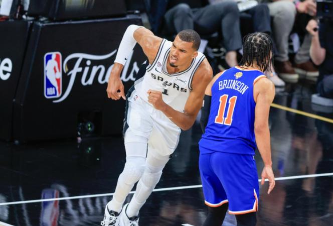 NBA总决赛，尼克斯对阵马刺的G3比赛中，出现了非常奇葩的一幕。第二节比赛刚刚开