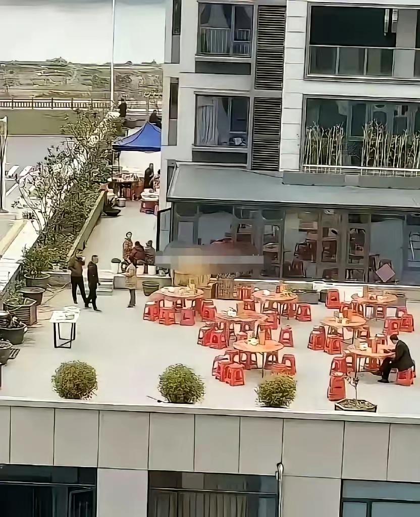 不得不说这就是买二楼的好处，其他楼层的业主羡慕不来呀！[捂脸]