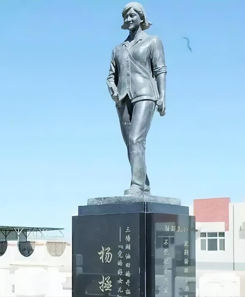 [微风]1958年9月，杨虎城的女儿杨拯陆在婚礼前期，突然失踪。之后，人们在雪地