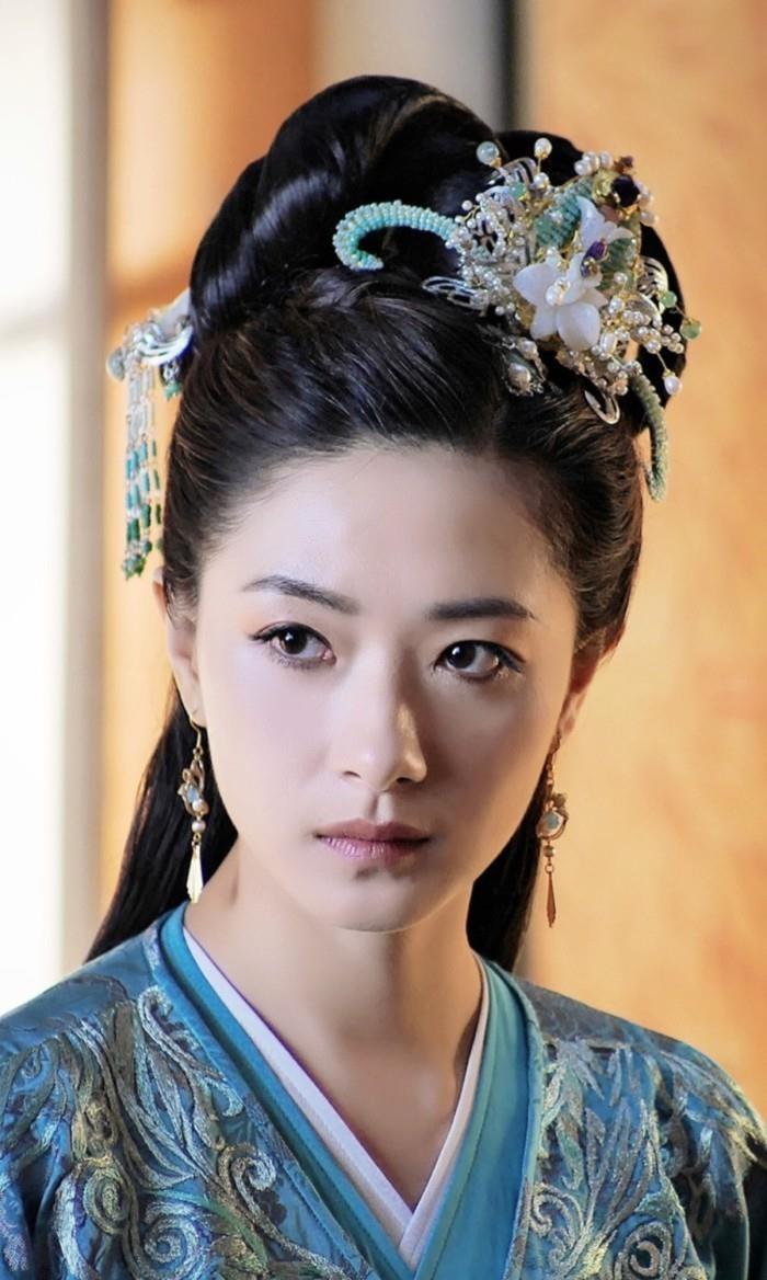 西汉文帝时，名医淳于意被判肉刑。官兵过来抓捕时，五个女儿追在身后哭泣：“父亲，不